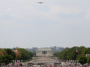 The last flying B-29 above a huge crowd on the National Mall on 5/8/2015 (photo: Mark Wilson/Getty Images)