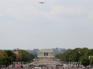 The last flying B-29 above a huge crowd on the National Mall on 5/8/2015 (photo: Mark Wilson/Getty Images)